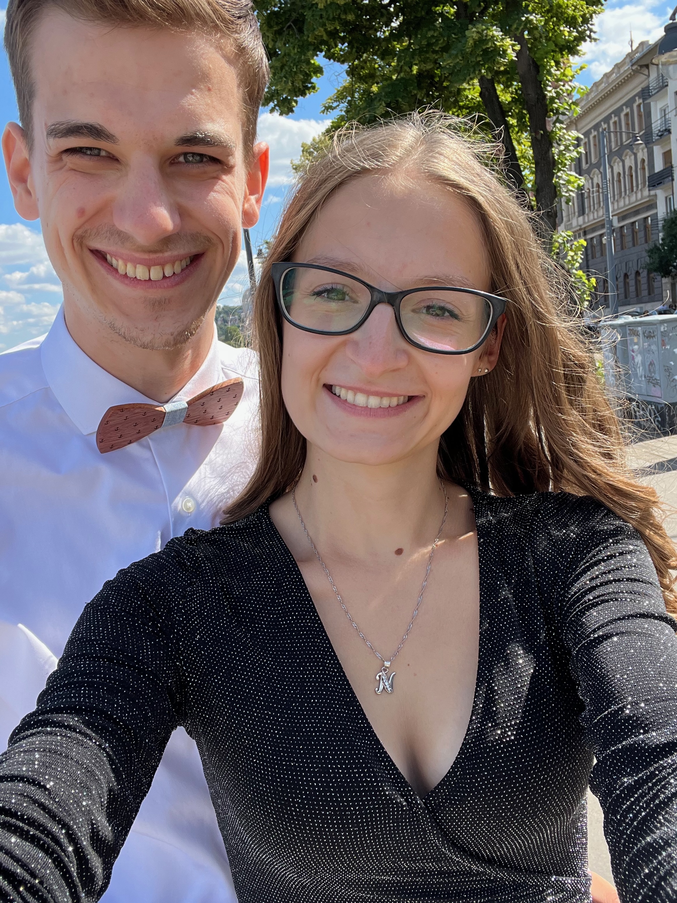 Noémi és Ádám a diplomaosztó ünnepségen