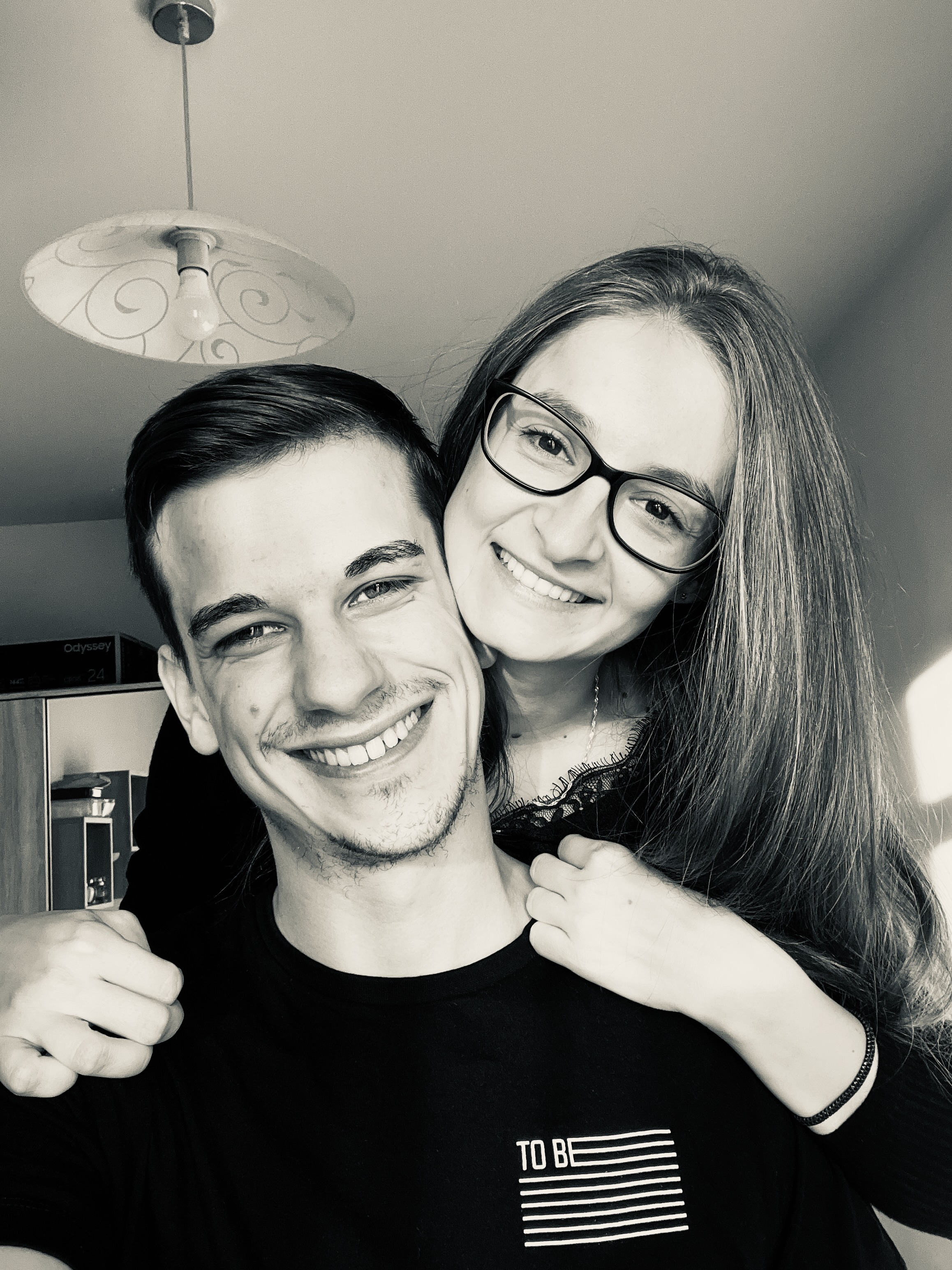 Noémi és Ádám mosolyognak egy fekete-fehér szelfin
